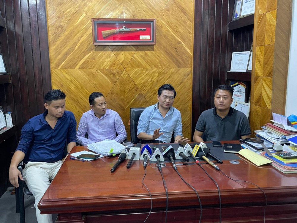 DNSU President, Hinoto P Aomi (second right) flanked by his executives at the press conference at their office in Dimapur on April 15. (Morung Photo)